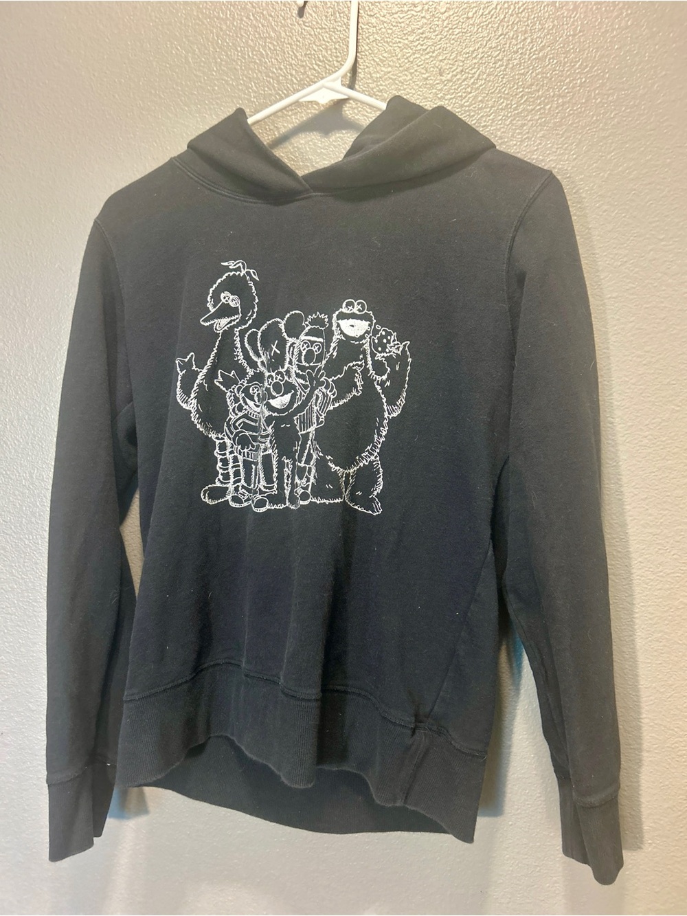KAWS x Uniqlo Sesame Street Group Outline Hoodie Black Size Small Pullover UT